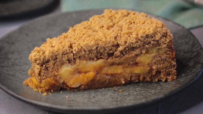 Cuca de banana servida na cafeteria Colher de Pau, em Vila Velha