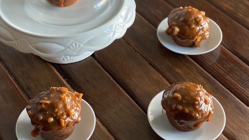 Minibolos de banana com caramelo salgado e castanha da padaria Jucá, em Vitória