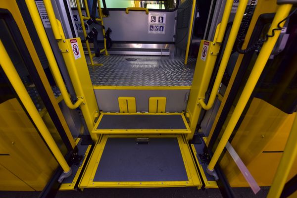 Ônibus com acesso para pessoa com deficiência físicos
