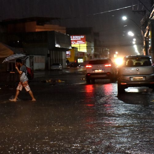 O alerta – chamado de aviso especial – é o segundo mais grave na escala do instituto e é válido até as 15h desta quarta-feira (23). Ele prevê “condições favoráveis para volumes de chuva expressivos'