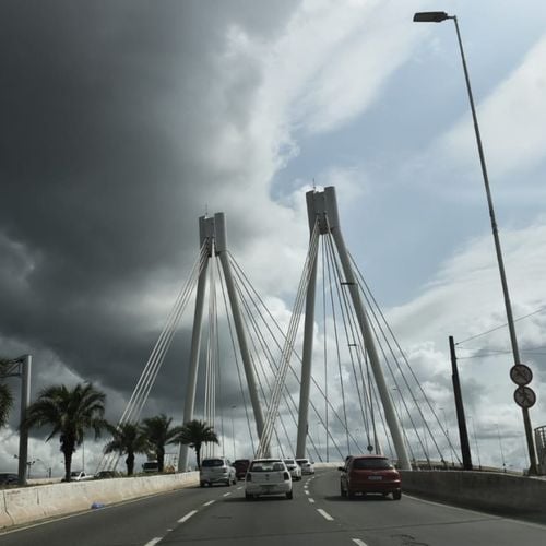 O alerta já está valendo e vai até as 10 horas desta quarta-feira (23). As cidades mencionadas na lista podem registrar entre 30 a 60 mm de chuva por hora com riscos de alagamentos, deslizamentos de encostas e transbordamento de rios