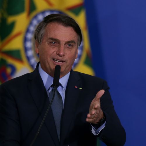 O valor citado pelo presidente, na cotação atual do dólar, dá cerca de R$ 5.500. O valor real recebido pela dona de casa é de R$ 2.400