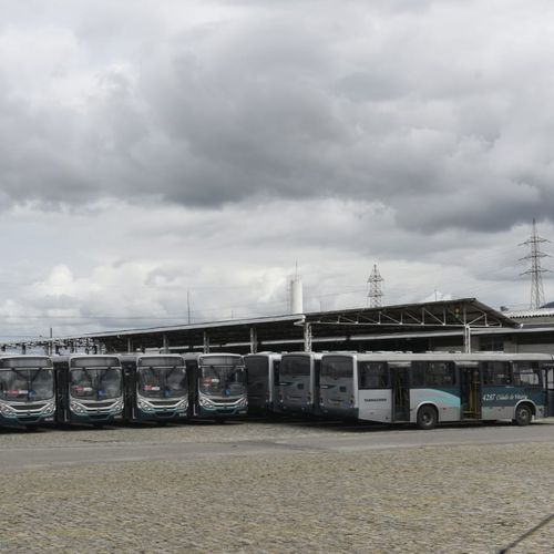 As empresas Tabuazeiro e Metropolitana pertencem ao mesmo grupo. Em crise, chegaram a se desfazer de linhas e ônibus para conseguir acertar outras pendências.