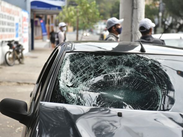 Moto e carro colidiram no cruzamento entre a Reta da Penha e a Desembargador Santos Neves por Fernando Madeira