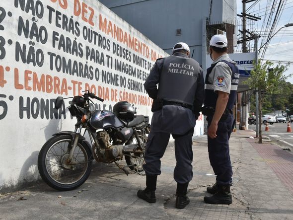 Moto e carro colidiram no cruzamento entre a Reta da Penha e a Desembargador Santos Neves por Fernando Madeira