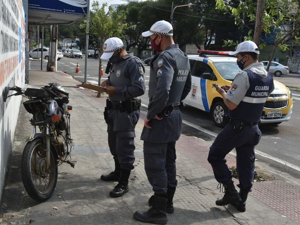 Moto e carro colidiram no cruzamento entre a Reta da Penha e a Desembargador Santos Neves por Fernando Madeira
