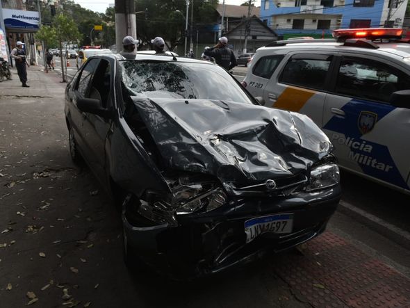 Moto e carro colidiram no cruzamento entre a Reta da Penha e a Desembargador Santos Neves por Fernando Madeira