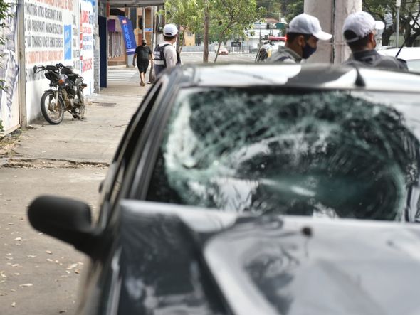 Moto e carro colidiram no cruzamento entre a Reta da Penha e a Desembargador Santos Neves por Fernando Madeira