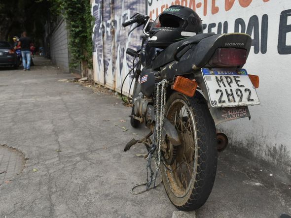Moto e carro colidiram no cruzamento entre a Reta da Penha e a Desembargador Santos Neves por Fernando Madeira