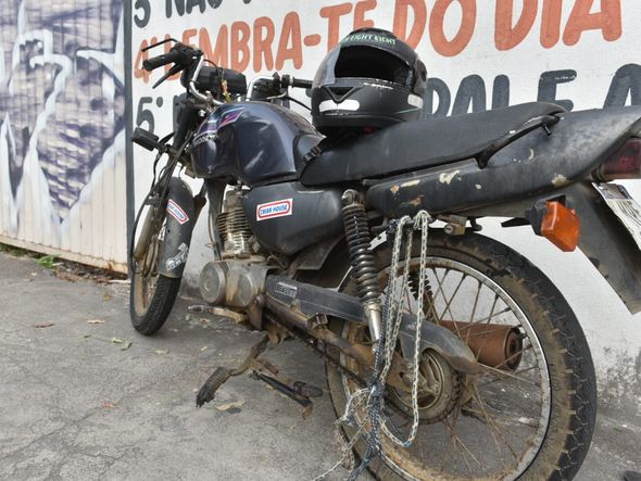 Moto e carro colidiram no cruzamento entre a Reta da Penha e a Desembargador Santos Neves por Fernando Madeira