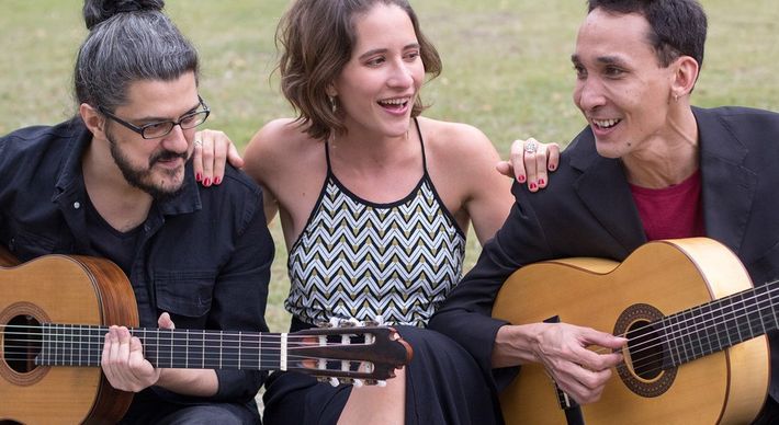 A cantora Alice Passos divide seu segundo trabalho com os violonistas André-Pinto Siqueira e Maurício Massunaga