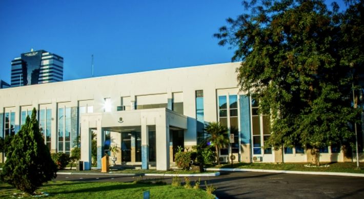 A Marinha informou que a pessoa que estava na embarcação, ao chegar à Capitania dos Portos, foi submetida à avaliação do Samu e passa bem