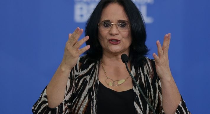 Com o apoio da primeira-dama, ex-ministra da Mulher decide voltar à disputa, duas semanas após ter desistido a pedido do presidente Jair Bolsonaro