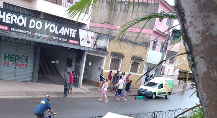 Testemunha conta que ouviu suspeitos pedindo dinheiro à vítima e depois só escutou os tiros. Polícias Civil e Militar foram acionadas