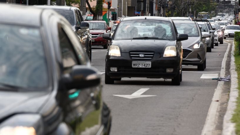 Movimento de carros na Avenida Nossa Senhora da Penha