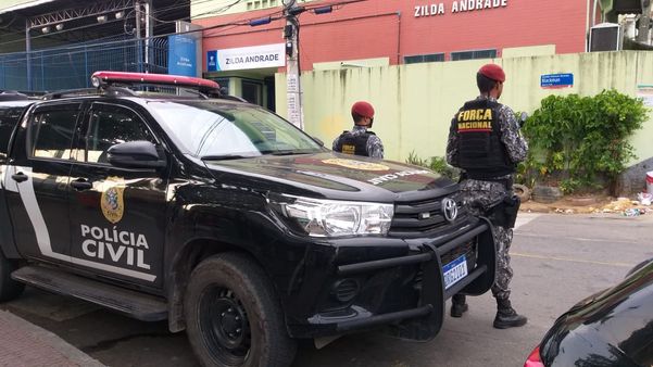 Agentes de segurança realizam operação no Bairro da Penha, em Vitória, nesta terça-feira (22)