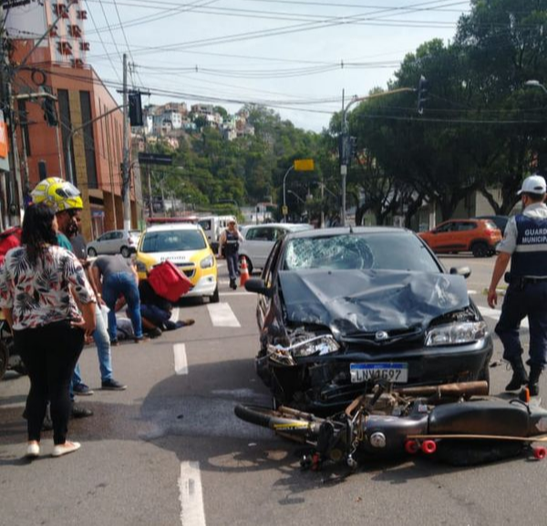 Acidente grave entre moto e carro em Vitória. Crédito: André Costa