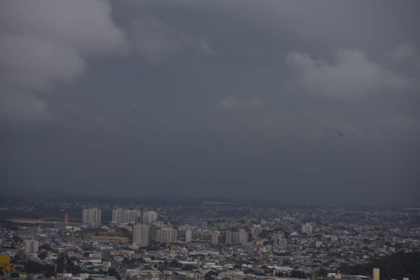 As imagens mostram o céu nublado com chuva na Grande Vitória
