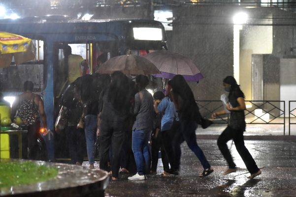 Chuva na Grande Vitória por Fernando Madeira