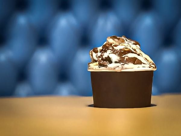 Gelato do Dia do Sorvete na Cremino: Paris, de chantilly com crepe crocante de chocolate