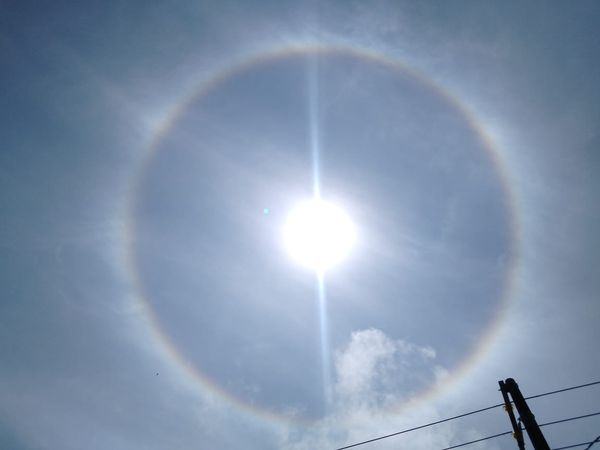 Uma espécie de círculo colorido de luz formado ao redor do sol, chamou a atenção em algumas cidades do Norte e Noroeste do Espírito Santo por Gabriella Machado 