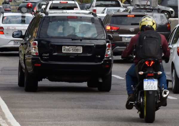 Movimento de carros na Avenida Nossa Senhora da Penha por Carlos Alberto Silva