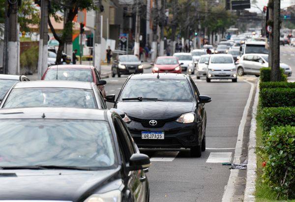 Movimento de carros na Avenida Nossa Senhora da Penha por Carlos Alberto Silva