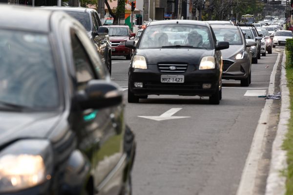 Movimento de carros na Avenida Nossa Senhora da Penha por Carlos Alberto Silva