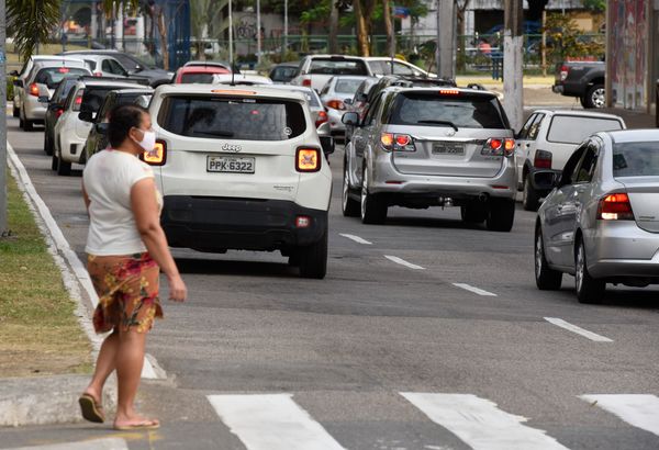 Movimento de carros na Avenida Nossa Senhora da Penha por Carlos Alberto Silva