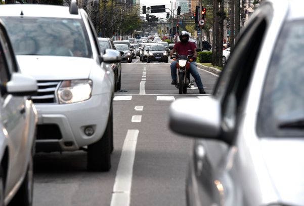 Movimento de carros na Avenida Nossa Senhora da Penha por Carlos Alberto Silva