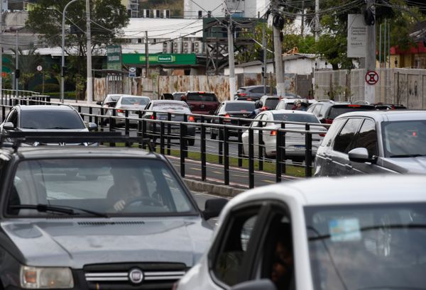 Movimento de veículos na Avenida Leitão da Silva, Vitória por Carlos Alberto Silva