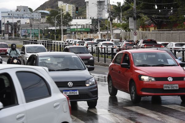 Movimento de veículos na Avenida Leitão da Silva, Vitória por Carlos Alberto Silva