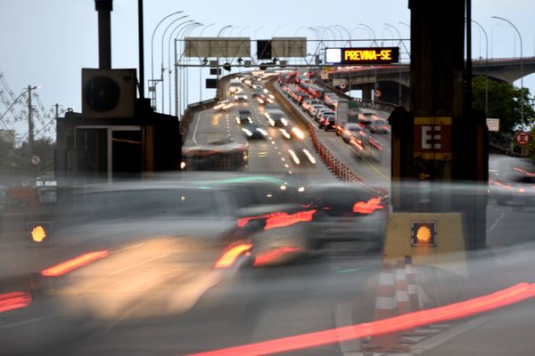 Movimento de veículos na Terceira Ponte por Carlos Alberto Silva