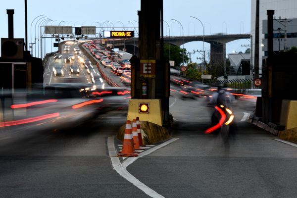 Movimento de veículos na Terceira Ponte por Carlos Alberto Silva