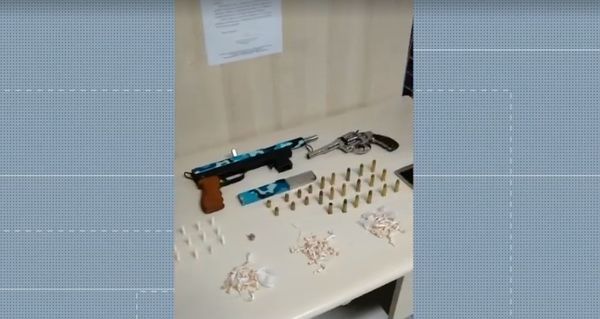Jovens de 21 anos, e 15 nos, andavam pela rua com as armas, quando foram abordados pela PM