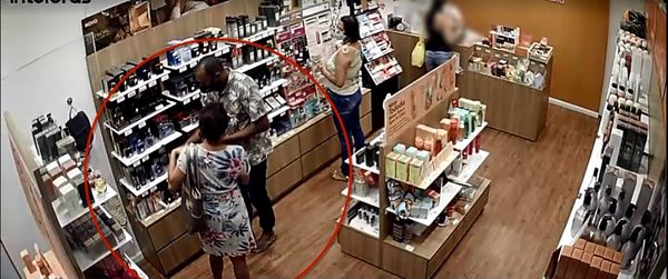 Vídeo mostra momento em que casal rouba perfumes de loja, dentro de shopping de Vitória 