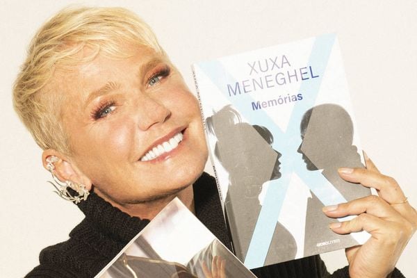 Xuxa com sua autobiografia
