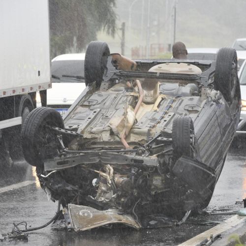Carro capota em acidente na BR 101, na Serra