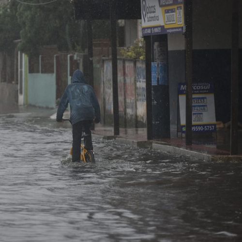 Orientação preventiva é para saída temporária devido à previsão de chuvas fortes e um novo ciclone subtropical; saiba quais são os bairros