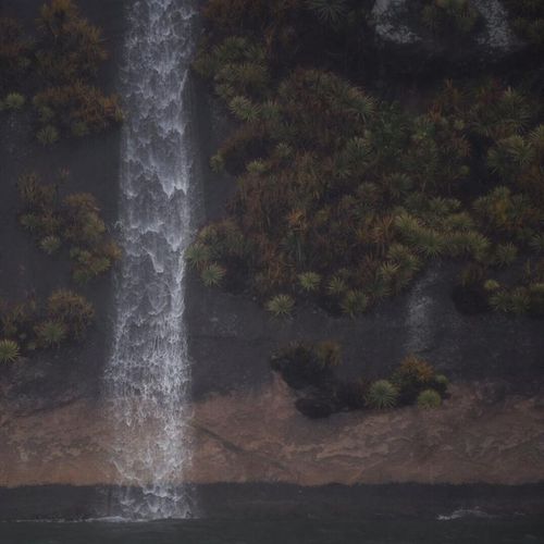 O fotógrafo Vitor Jubini percorreu ruas da Grande Vitória nesta quarta-feira (23) e registrou o dia a dia do capixaba, mas uma imagem se destacou: a cachoeira no Penedo