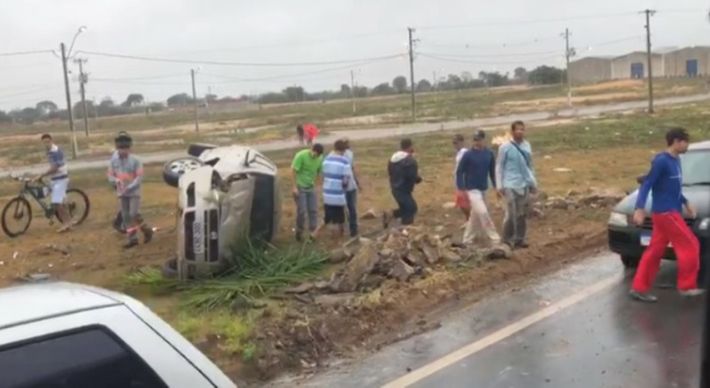 De acordo com o Corpo de Bombeiros, apesar do susto, o condutor do veículo não ficou ferido no acidente
