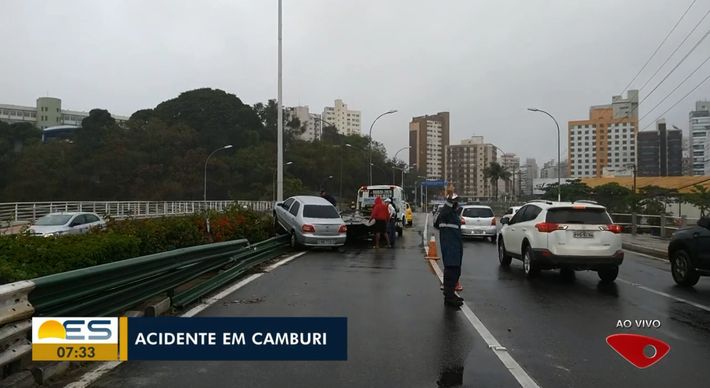 O condutor de um Fiat Siena de cor prata perdeu o controle do veículo, rodou e subiu no canteiro, atingindo um poste. Ele não se feriu