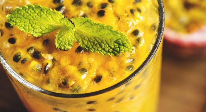 Aqui vai uma sugestão deliciosa para o clássico drinque com cachaça: em vez do limão, use maracujá fresco e xarope de tangerina