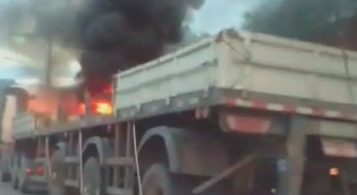 O fogo começou em uma das rodas da carreta, que estava vazia, e causou uma explosão ao atingir o tanque de combustível do veículo. Por sorte, ninguém ficou ferido