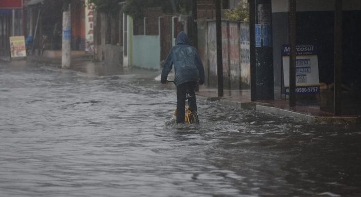 Orientação preventiva é para saída temporária devido à previsão de chuvas fortes e um novo ciclone subtropical; saiba quais são os bairros