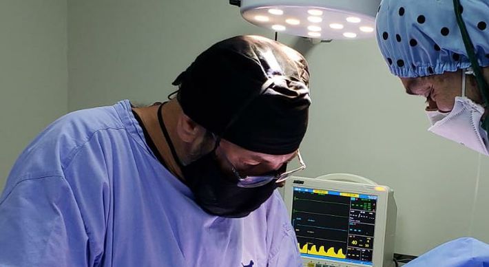 O procedimento foi realizado pelo médico veterinário cirurgião, especialista em ortopedia e neurocirurgia, Diogo Garnica, que atua no Estado de São Paulo, mas que veio ao ES para fazer a operação
