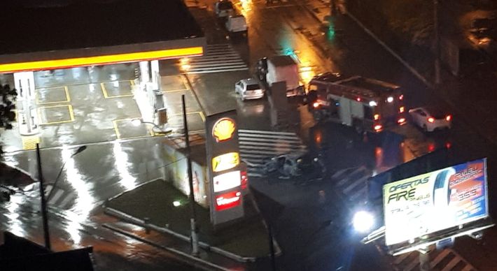 Uma moradora afirmou que o incêndio começou às 22h30. Por volta das 22h45, o Corpo de Bombeiros chegou e controlou as chamas