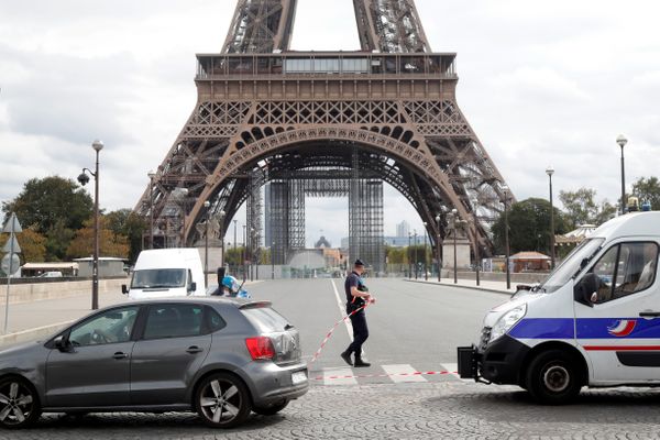 A Torre Eiffel foi esvaziada nesta quarta-feira (23) pela polícia francesa