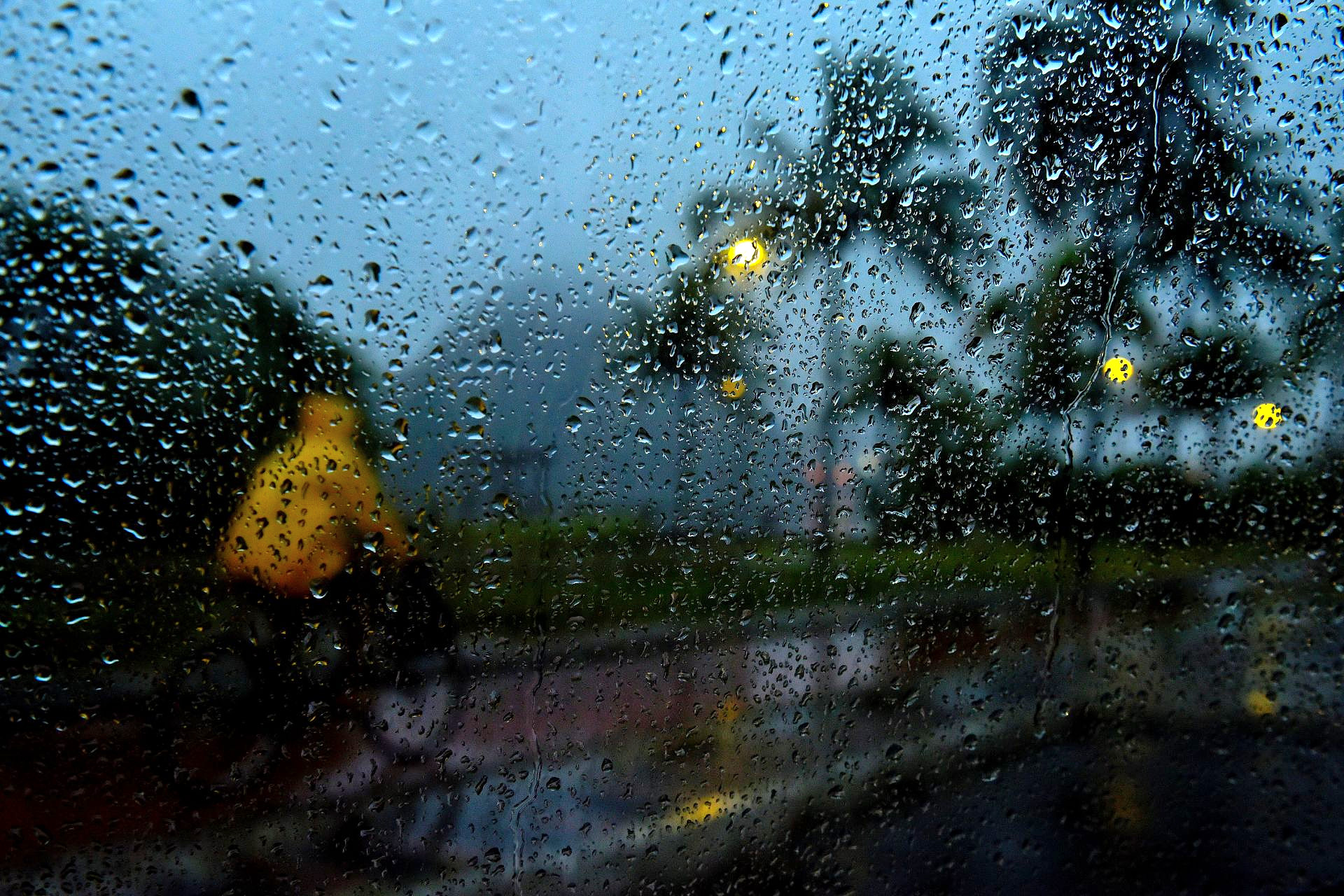 Ensaio fotográfico utilizando como primeiro plano as gotas de água da chuva no vidro do carro - Avenida Beira Mar, em Vitória, ES