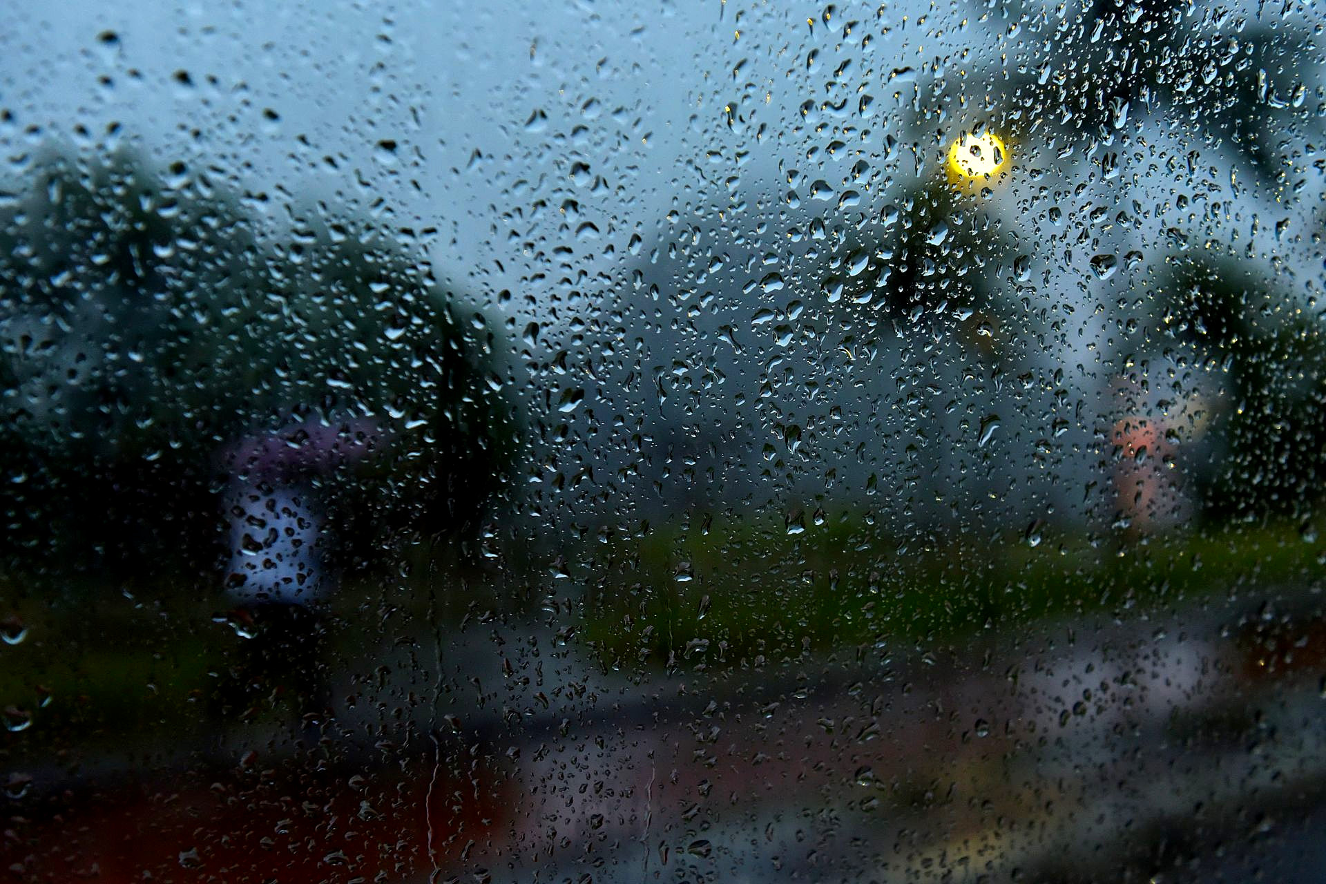 Ensaio fotográfico utilizando como primeiro plano as gotas de água da chuva no vidro do carro - Avenida Beira Mar, em Vitória, ES